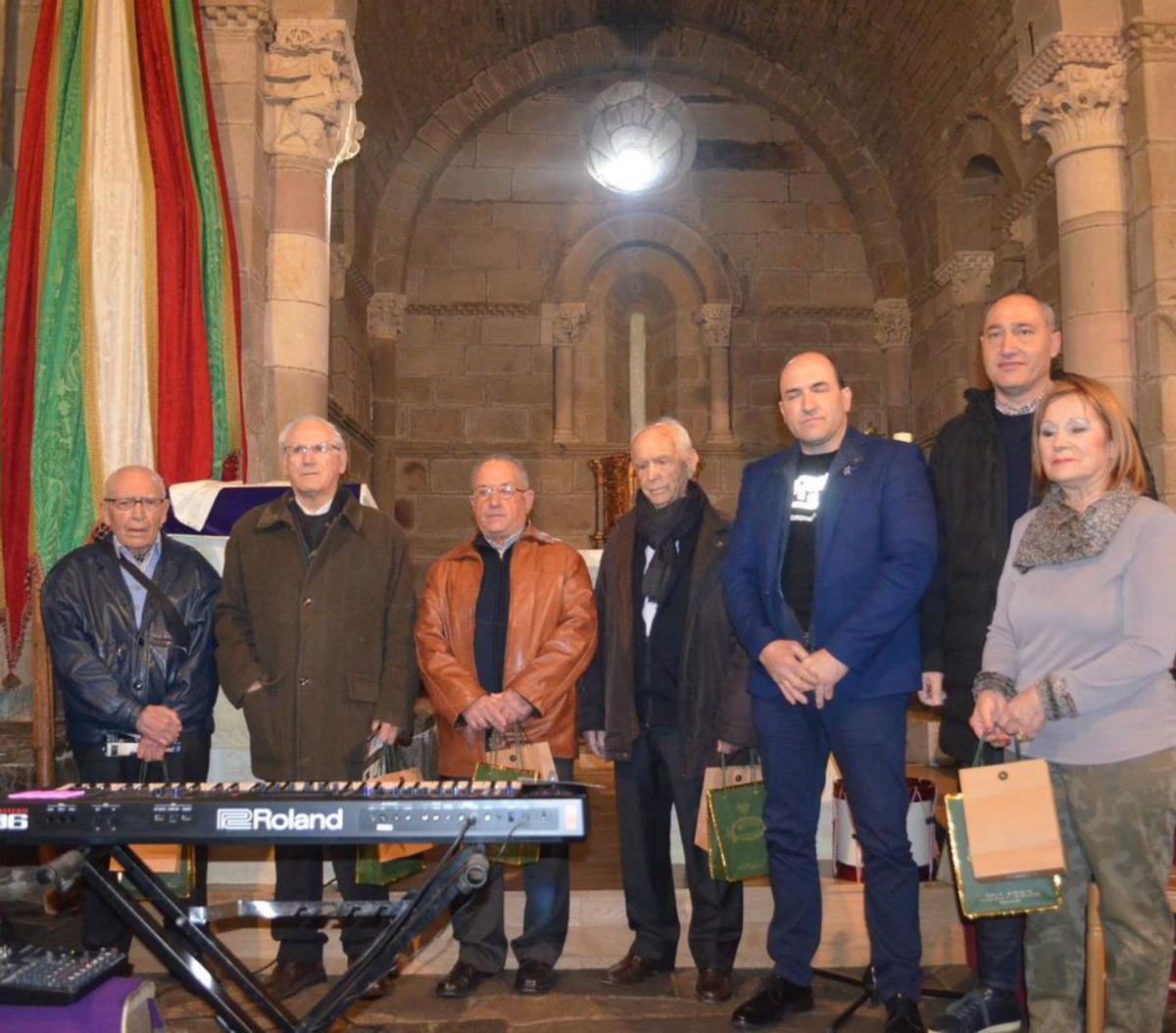 Los homenajeados (los cuatros de la izquierda) junto al alcalde de Santa Marta y representantes de Diputación Provincial. | E. P.