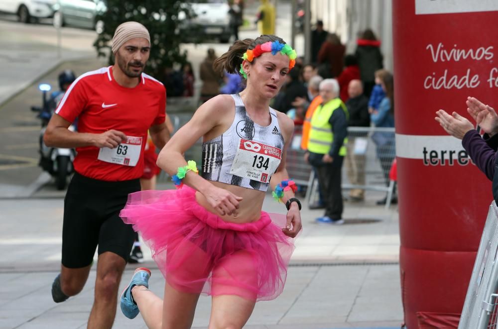 Los corredores Nuno Costa y Ester Navarrete vencen en la V Carrera Popular do Entroido, en la que medio millar de personas sudaron dentro de sus disfraces.