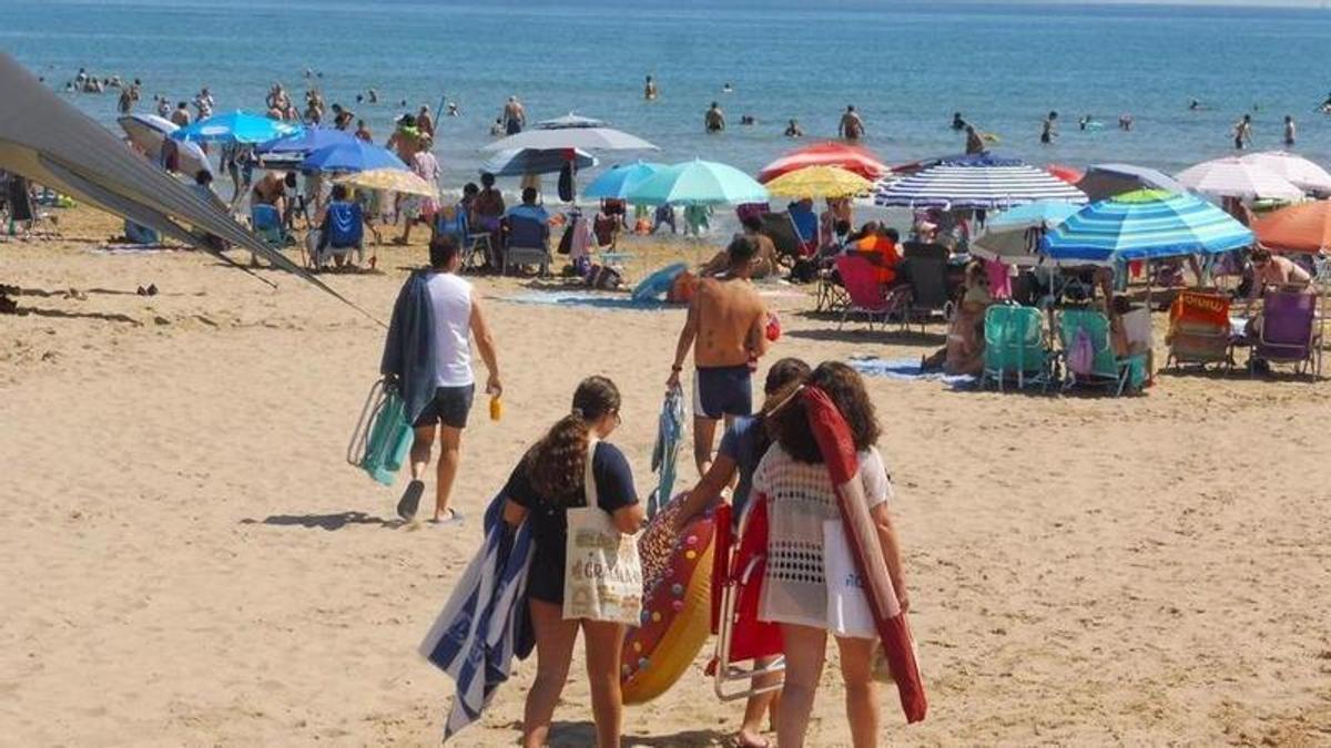 Bañistas en la playa de Gandia, en una imagen de hace unos días.