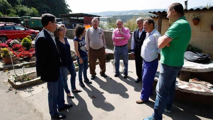 Los concejales de IU, a la izquierda, con los vecinos de Valliniello, ayer.