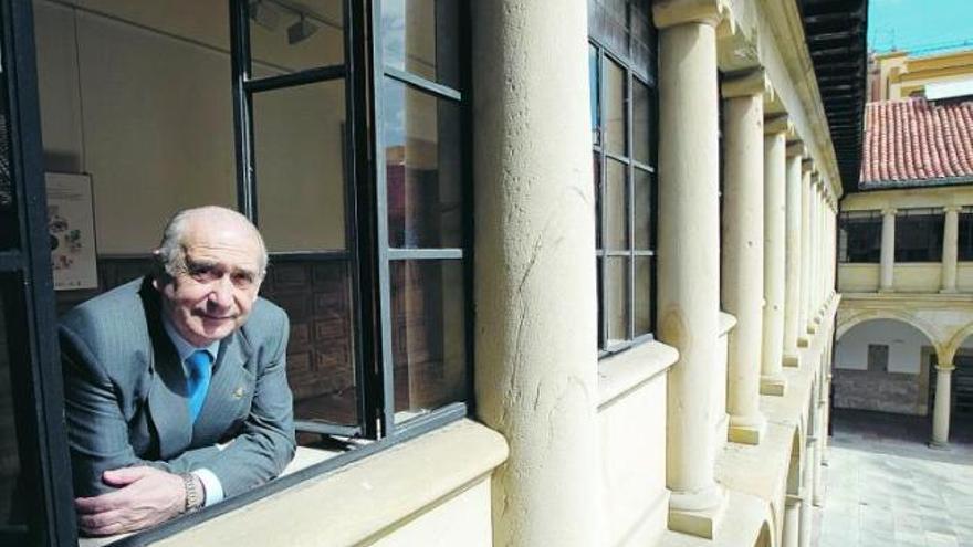 El rector se asoma a una de las ventanas del claustro alto del edificio histórico de la Universidad. / luisma murias