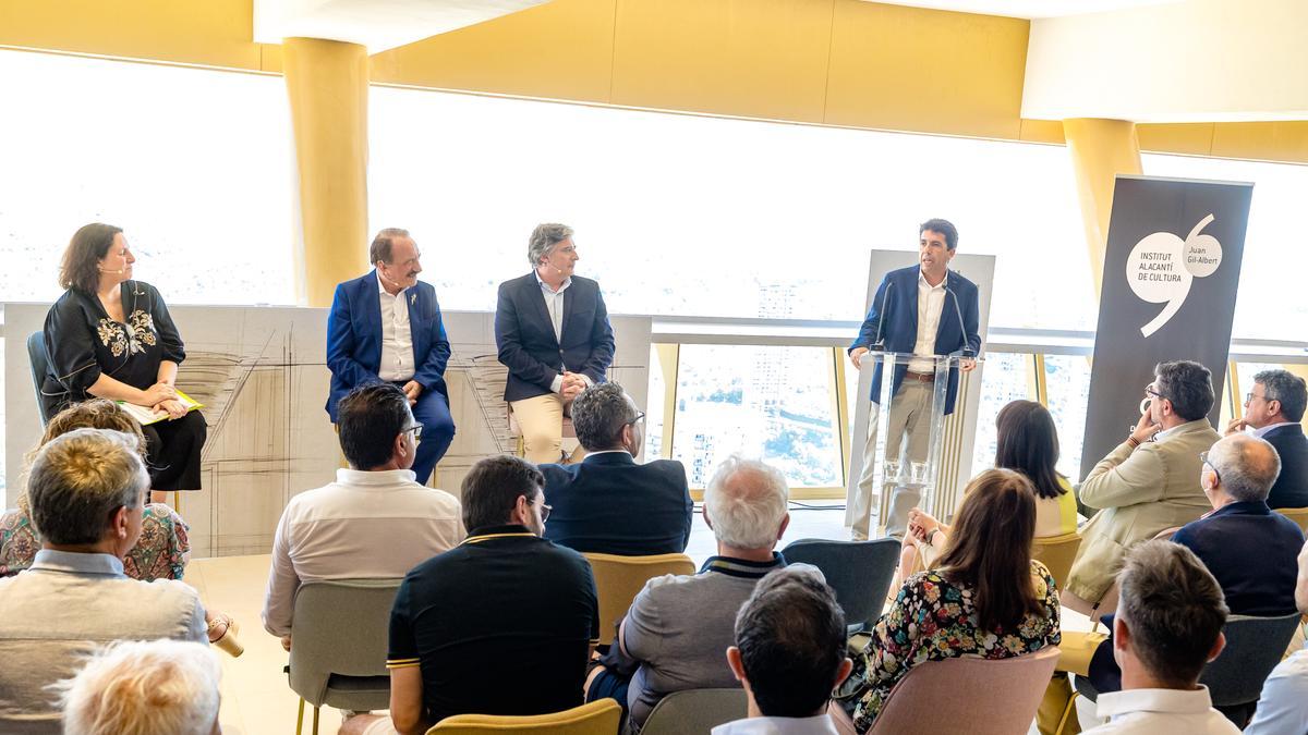 La presentación del libro en el Intempo de Benidorm.