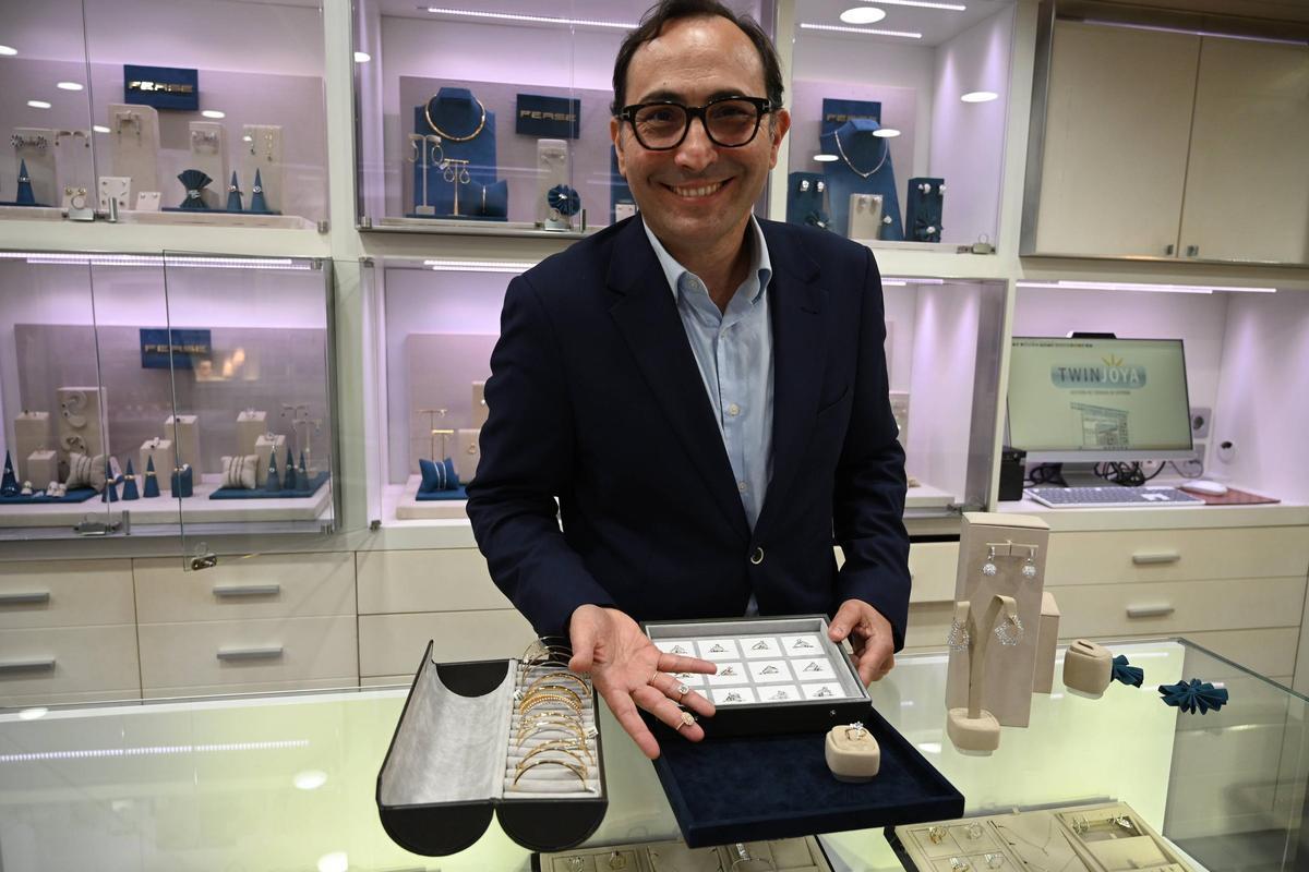 La campaña del Día de la Madre es «maravillosa», constata Jorge desde la joyería Ferse.