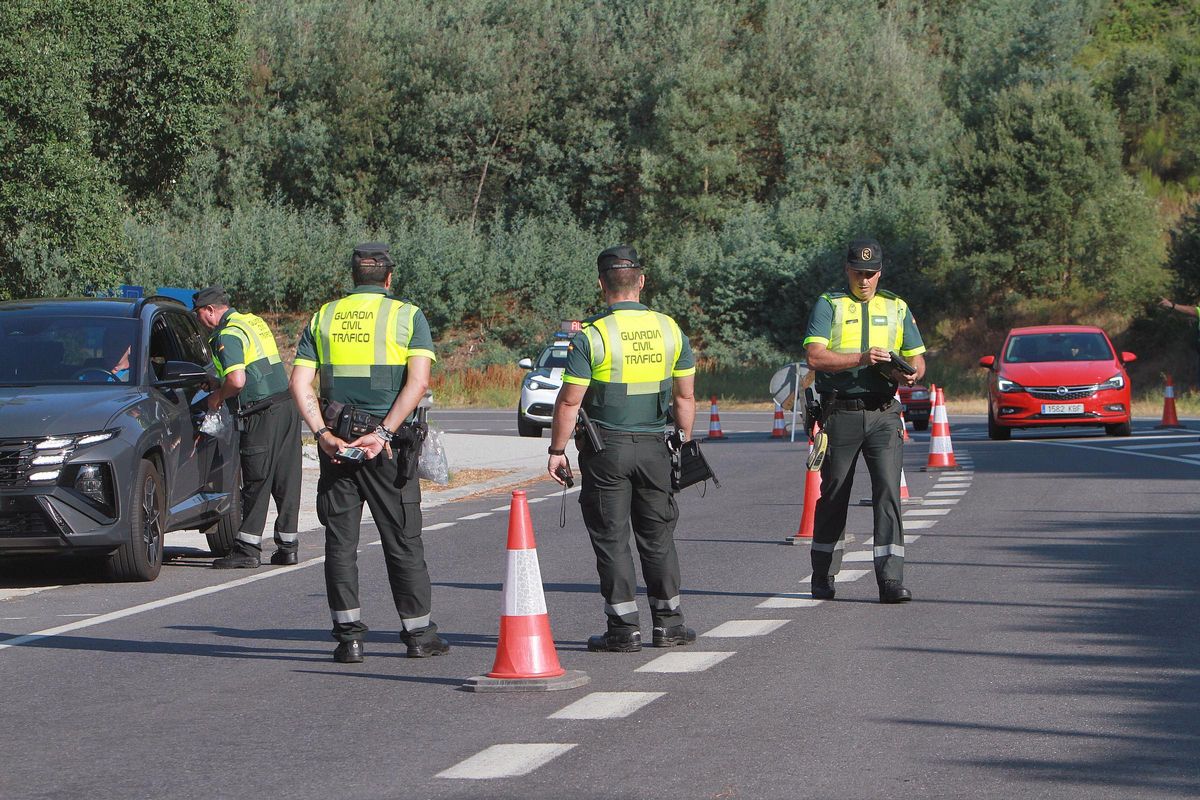 Guardias civiles de Tráfico, en el control de este lunes en Santa Mariña-
