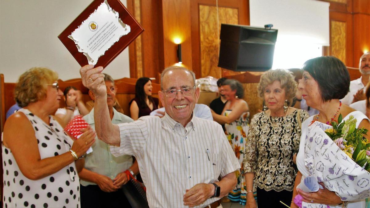 Reconocimiento a Juan Vasco por su trayectoria en la asociación de mayores