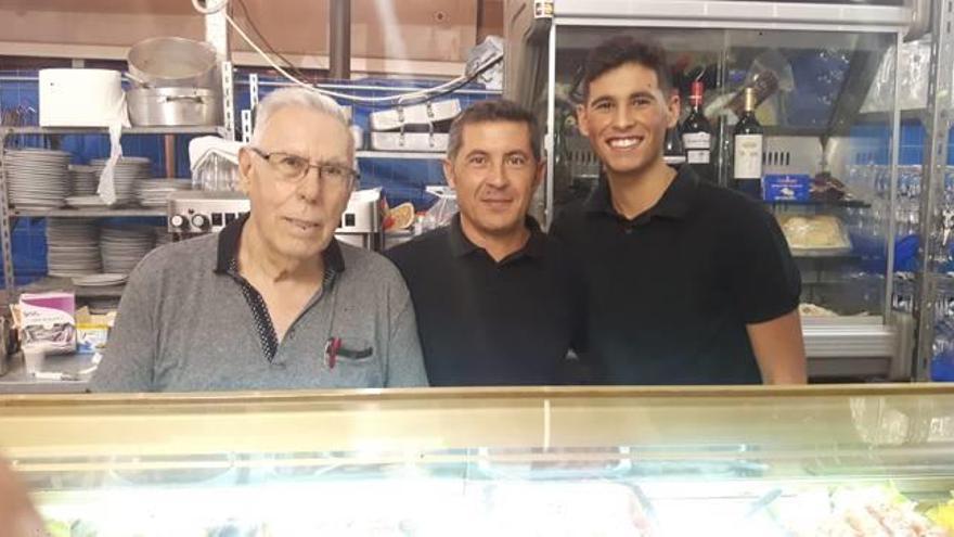 Tres generaciones dando de comer en fiestas