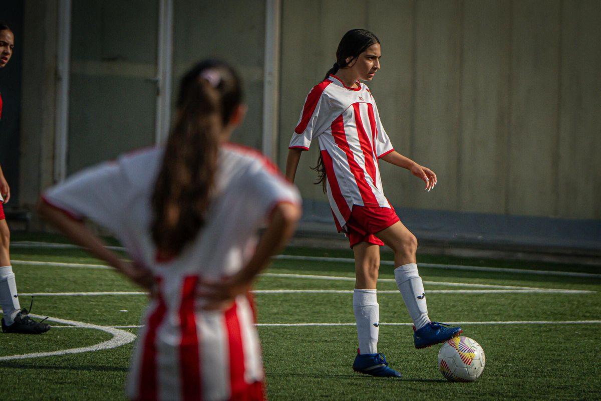 Las niñas gitanas lideran el cambio del fútbol femenino en La Mina