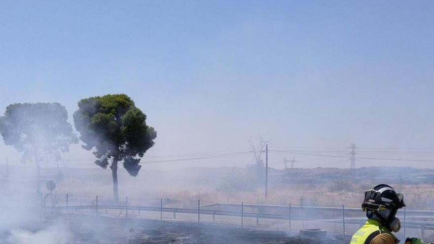 Alarma al desatarse un incendio cerca de la cárcel de Murcia que moviliza a cuatro camiones de Bomberos