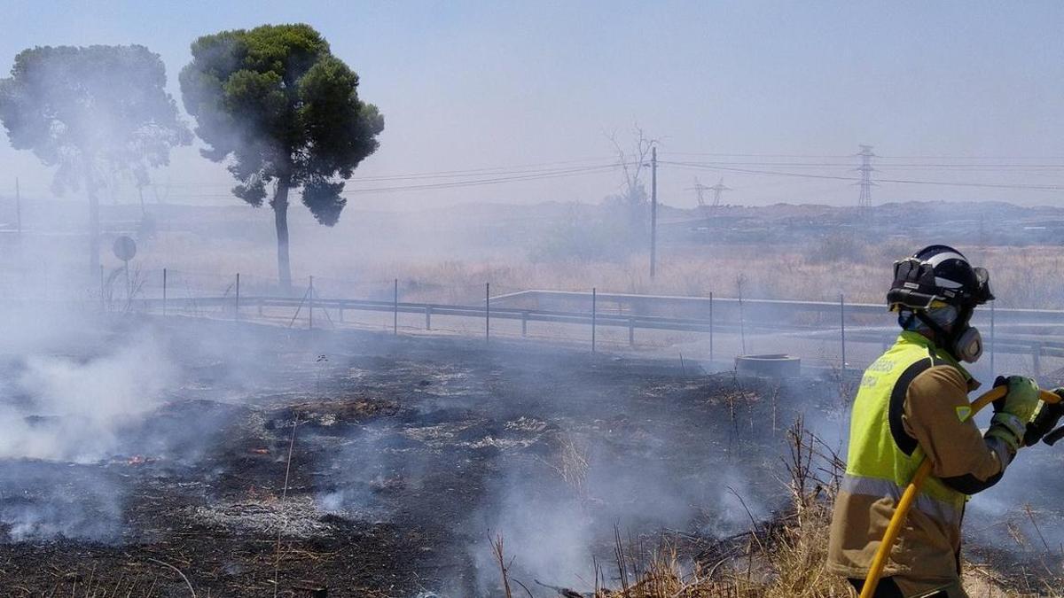 Un bombero de Murcia, durante un incendio de matorral (FOTO DE ARCHIVO).