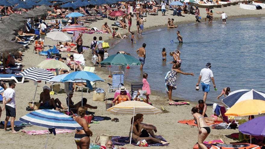 Veraneantes en la playa de Puerto Banús.