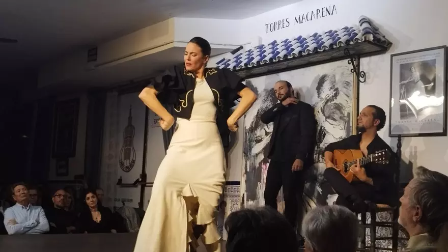 Lucía La Piñona en el homenaje a Pastora Pavón, la 'Niña de los Peines', en la Peña Torres Macarena