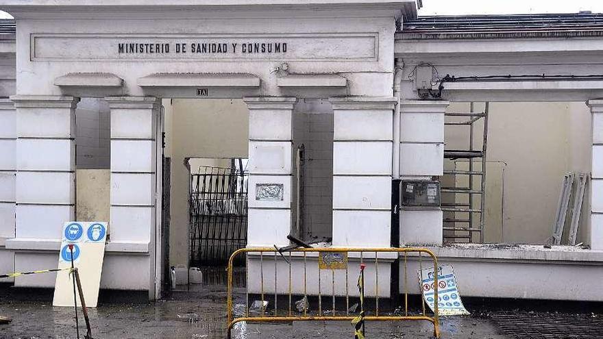 Edificio de Sanidad Exterior en el puerto, derribado en 2015 para hacer dos locales que no se ejecutaron.