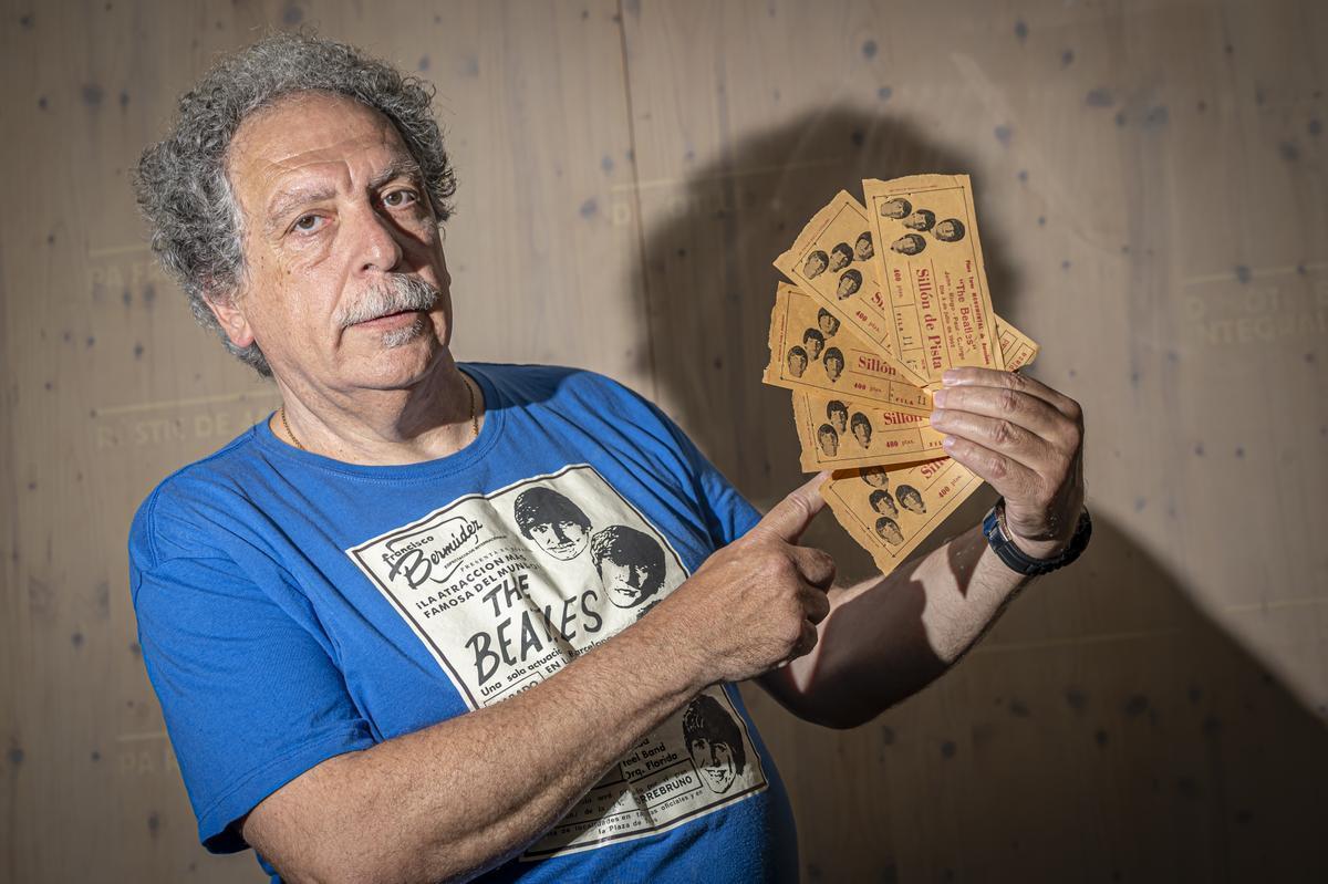Miguel Navarro exhibe orgulloso las cinco entradas del concierto de los Beatles en la Monumental de Barcelona.