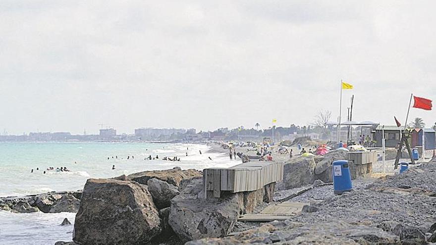 Almenara urge a Costas obras para evitar la peligrosidad de su playa