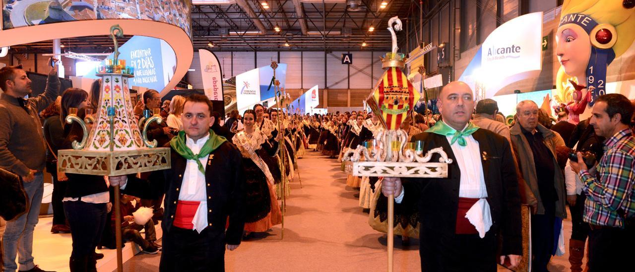 Dos presidentes de sector portan gaiatas de mano en la promoción de las fiestas en Fitur, en una imagen de archivo.