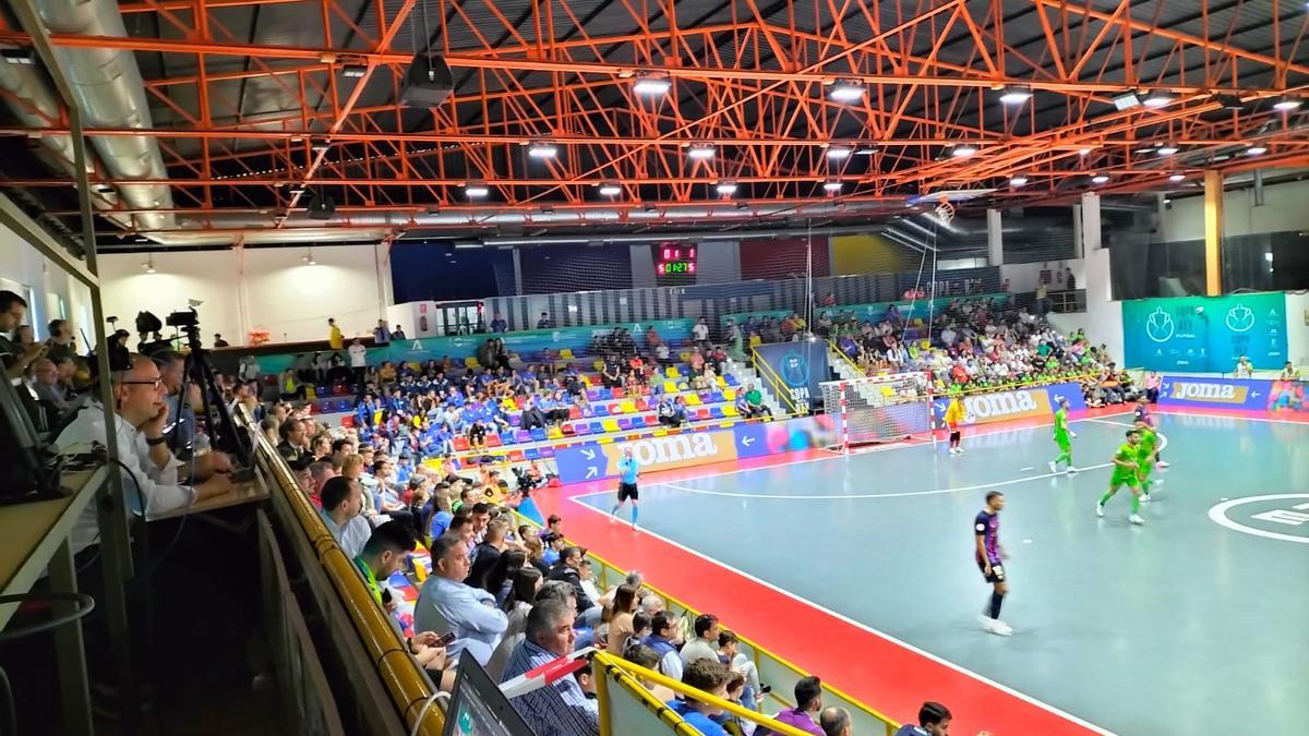 Antonio Vadillo sigue el partido de su equipo desde la tribuna de prensa en Antequera.