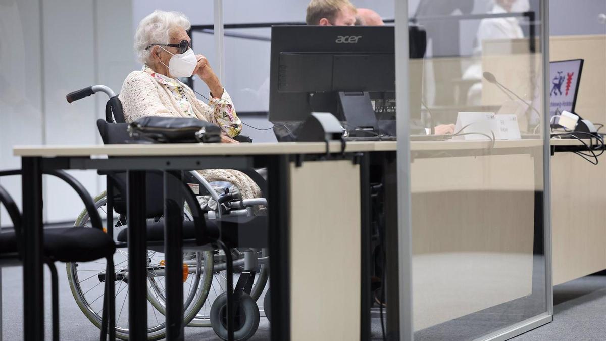 Irmgard F.comparece en un tribunal de Itzehoe (Alemania).