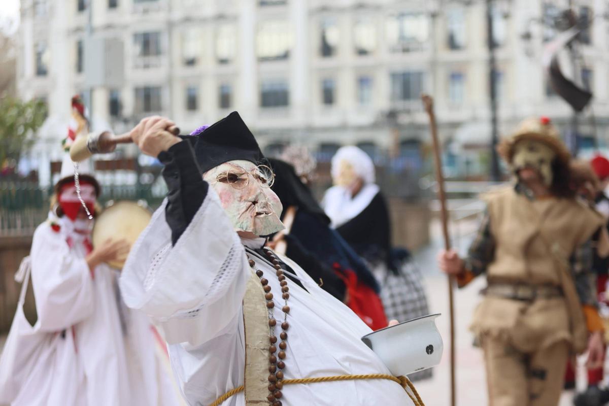 El pasacalles de los Mazcaritos por las calles de Oviedo