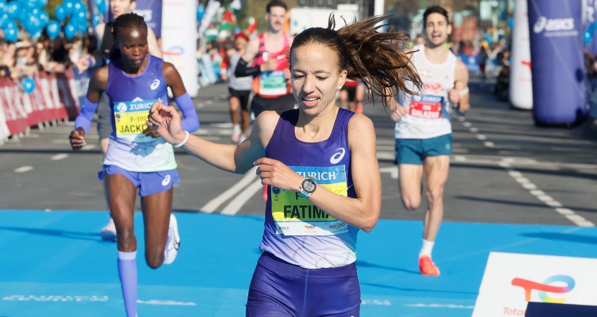 Fátima Ouhaddou entra en la meta de la Maratón de Sevilla.