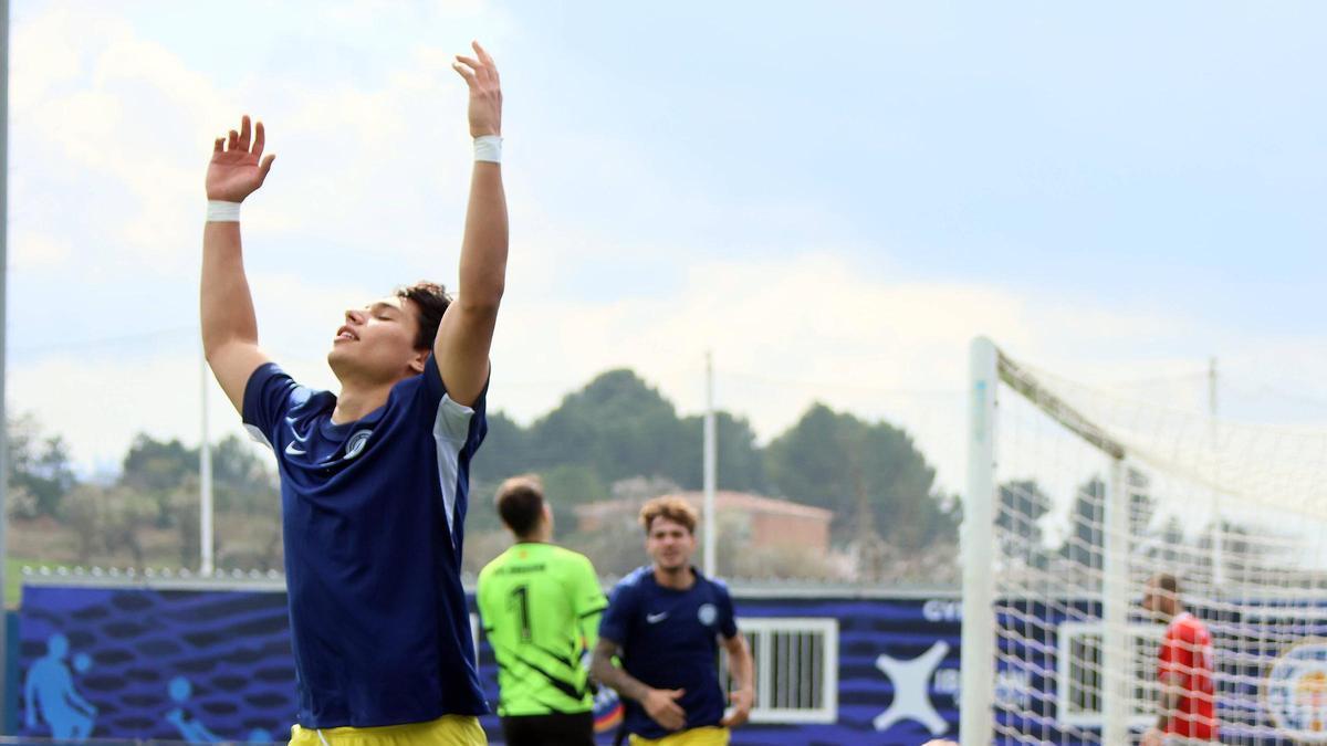 Rawdy Wiltbank celebra el segon gol del partit