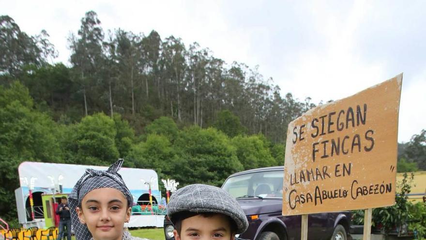 Una de las carrozas participantes en el último desfile de las fiestas de Las Bárzanas, en mayo de 2014.