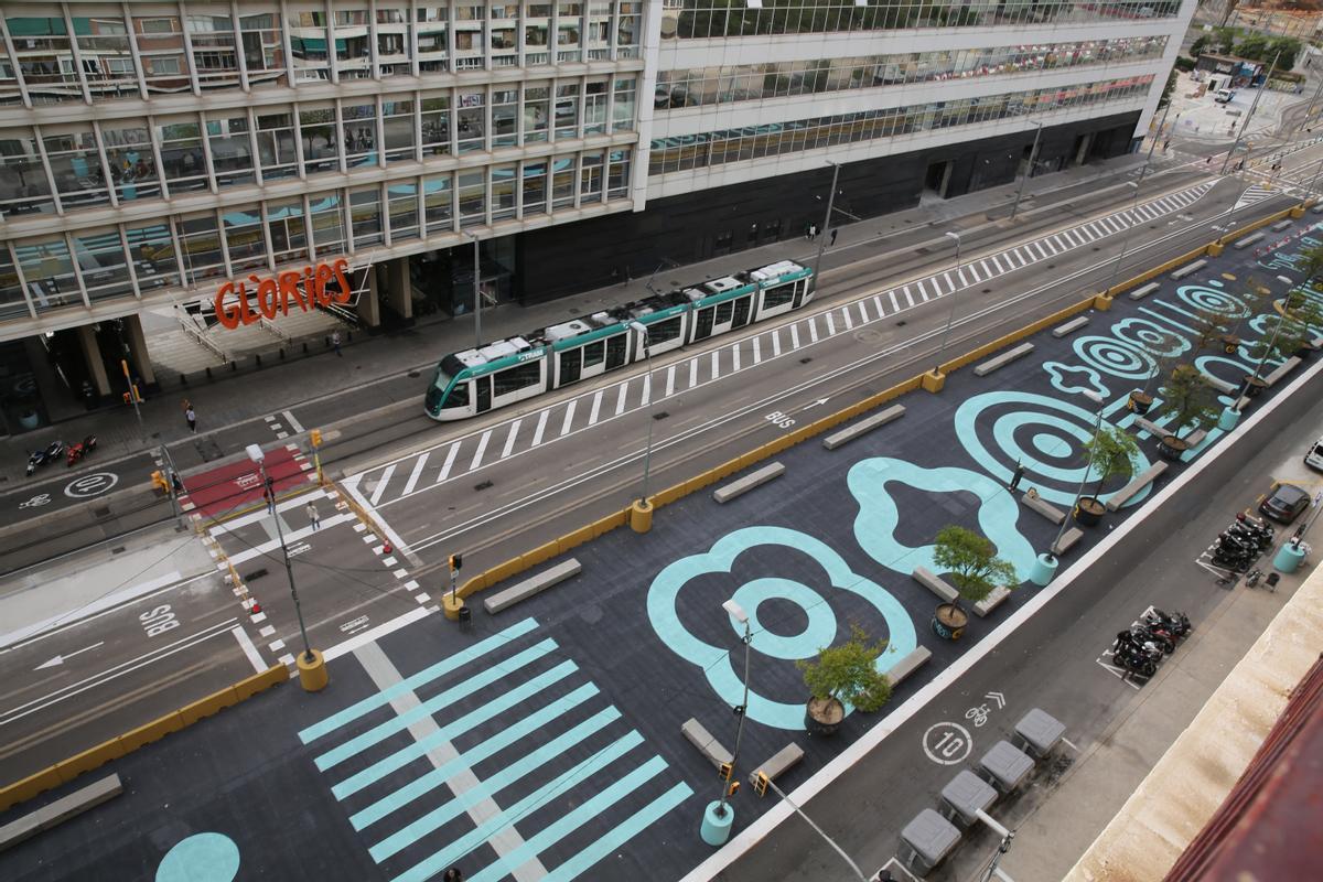 El urbanismo táctico ya llena de colores y senefas el tramo de Gran Via que va de Glòries a la Rambla del Poblenou.