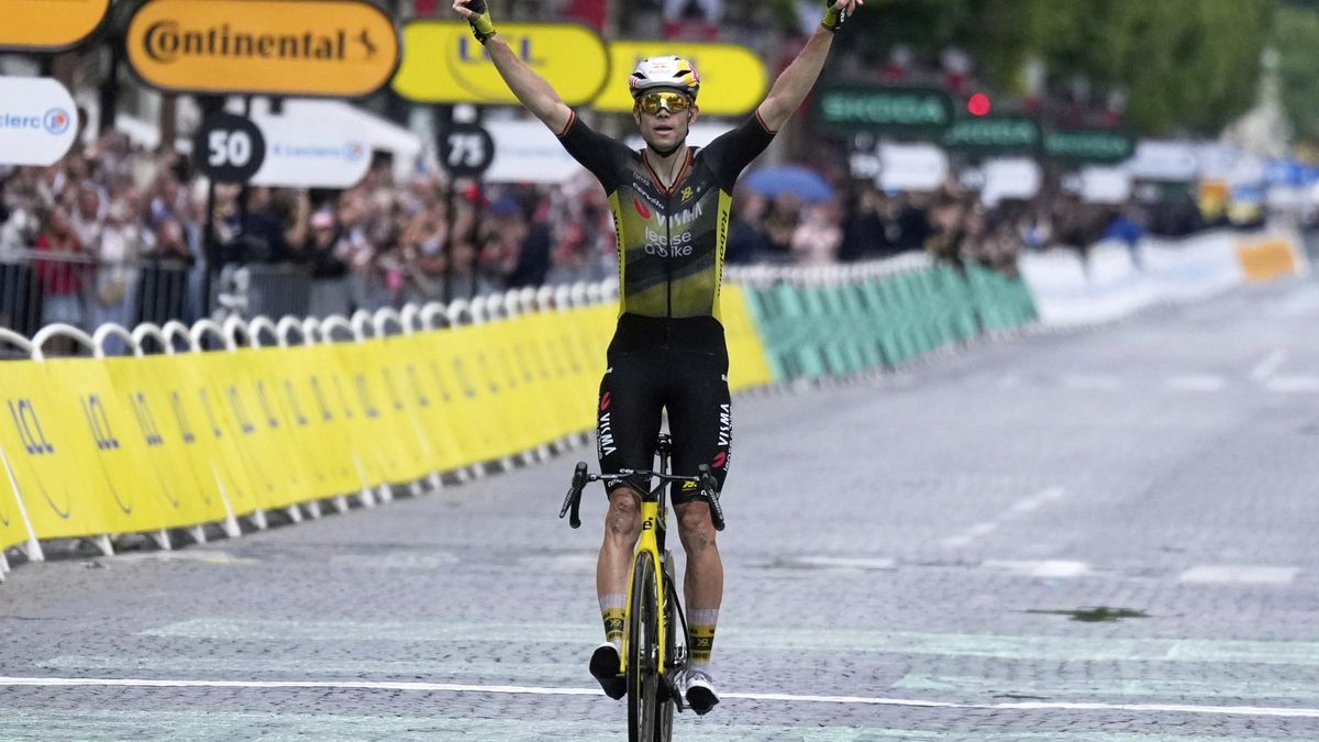 Wout van Aert, eufòric a la meta de París, després d'aconseguir una victròria històrica i perseguida