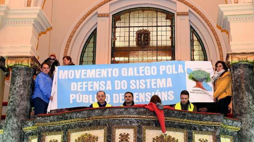 Miembros del movimiento en defensa de las pensiones, en el pleno.