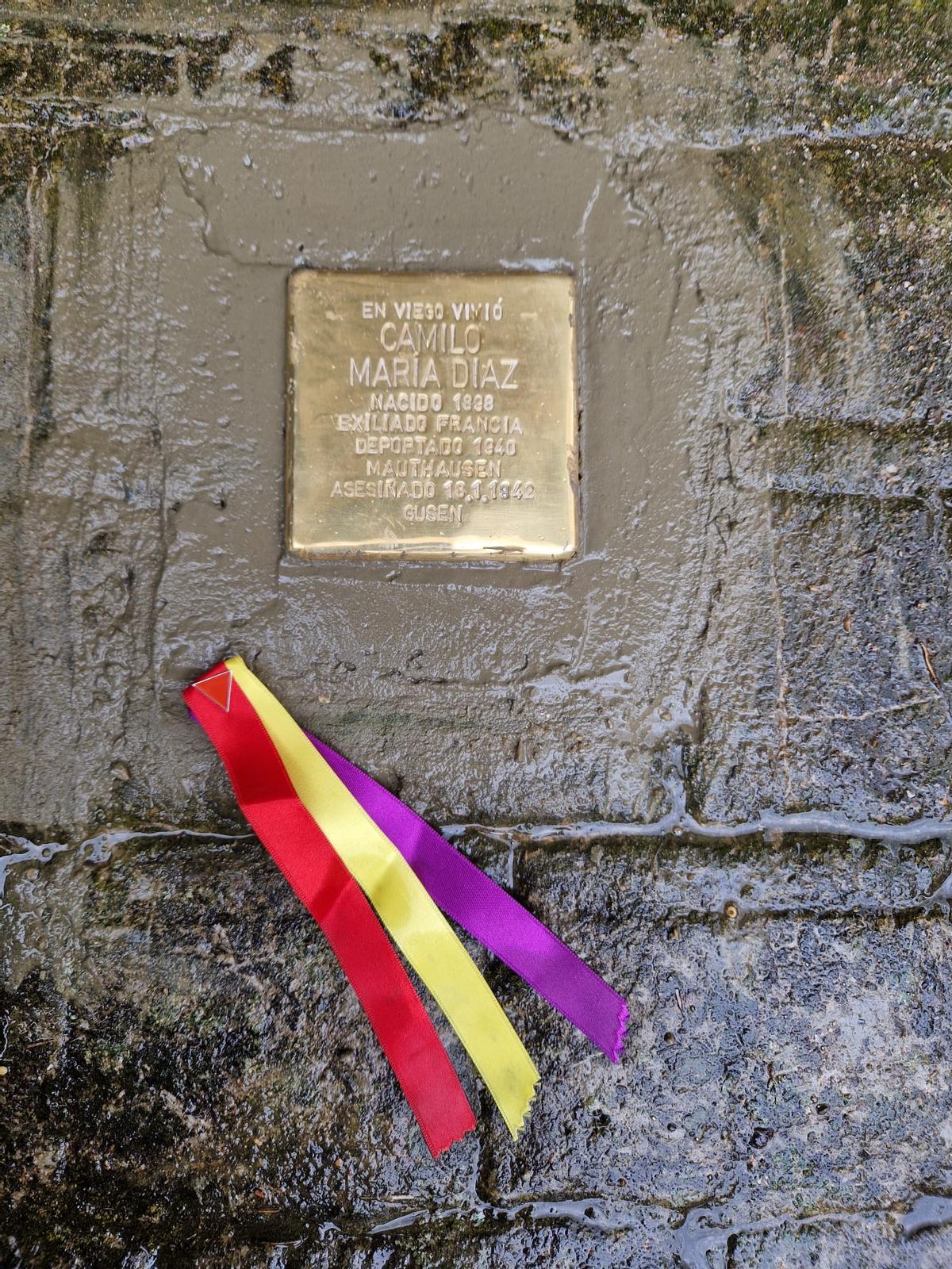 La placa en memoria de Camilo María Díaz, colocada este viernes en Viegu (Ponga).