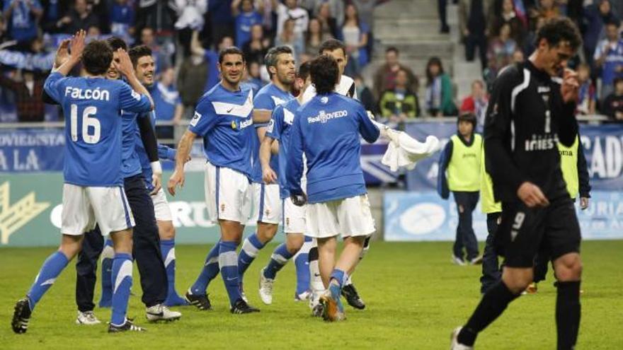 Los jugadores del Oviedo celebran el triunfo al final del partido, con Calle, del Albacete, a la derecha. | irma collín