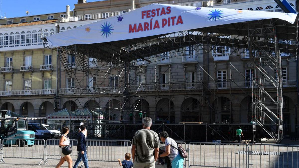 El escenario de María Pita está listo para arrancar las fiestas | VÍCTOR ECHAVE