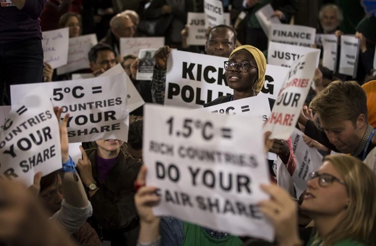 Un grupo de representantes de las ONG, en una protesta durante la conferencia de París, el pasado diciembre, sobre el cambio climático.