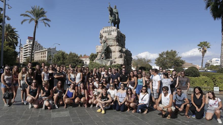 Erasmus-Studenten nach einer Schnitzeljagd an der Plaça d’Espanya in Palma (2017).