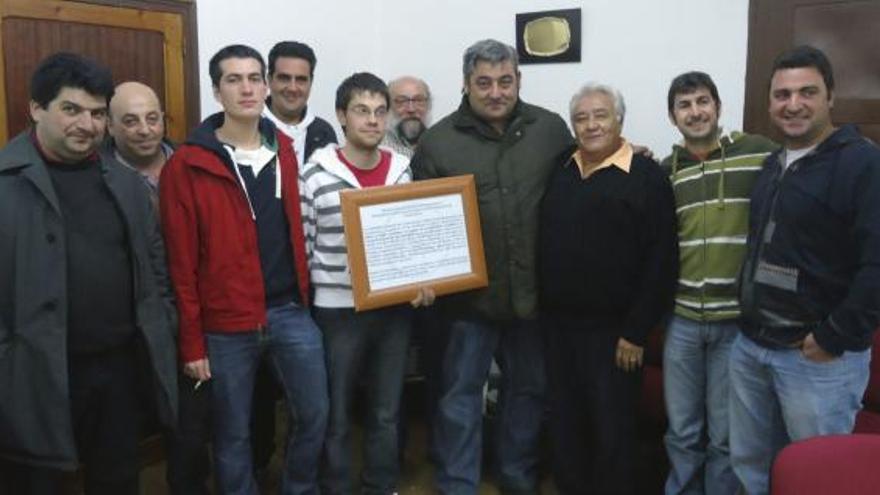 Pedro Caminero sostiene el reconocimiento y, a su derecha, Jorge Rodríguez, presidente de la Asociación Espantes de Fuentesaúco, junto a otros socios.