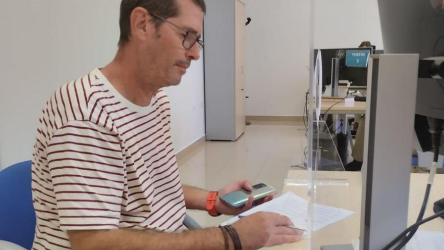 El profesor y escritor Jesús Giráldez, presentando la queja de los vecinos de Guisguey. en el Cabildo, ayer. | | E.D.