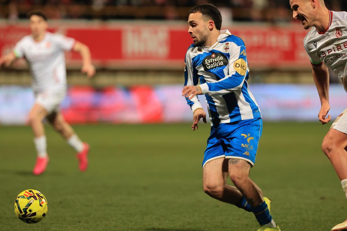 David Mella conduce la pelota ante Barzic en la acción previa al penalti