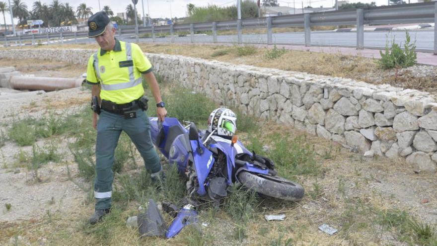 Un motorista herido tras salirse en una rotonda de la Ronda Sur