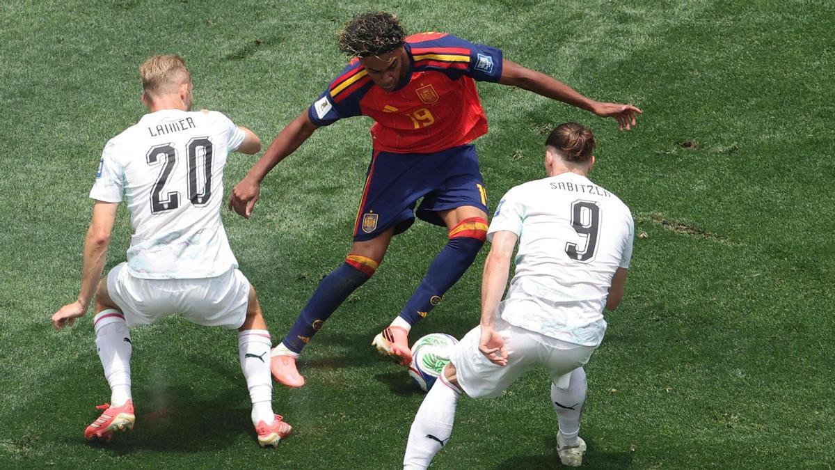 Lamine, ante Laimer y Sabitzer.