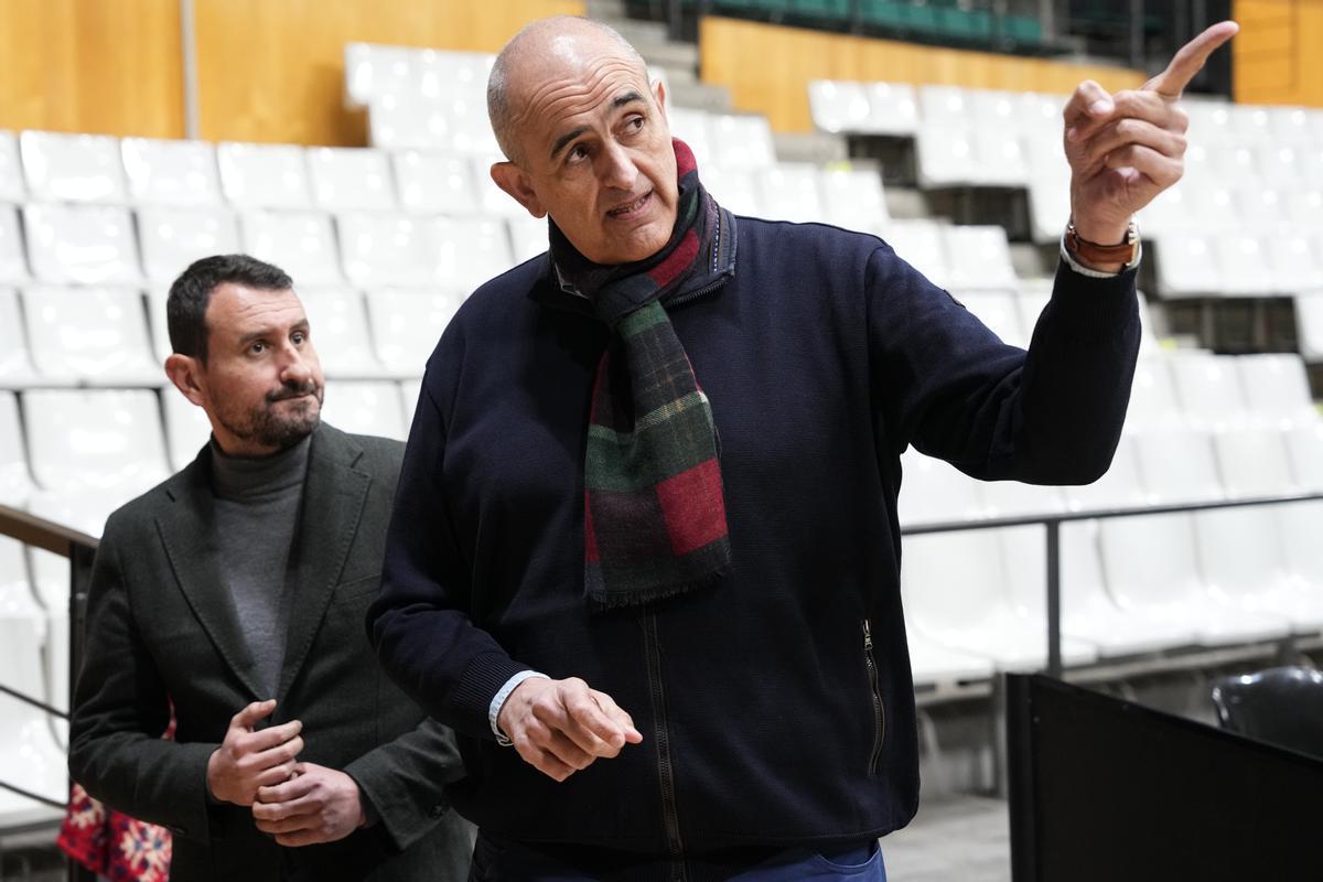 El alcalde de Badalona, Rubén Guijarro, acompañado del presidente del Club Joventut Badalona, Juan Antonio Morales, durante una visita al Palau Municipal d'Esports de Badalona.