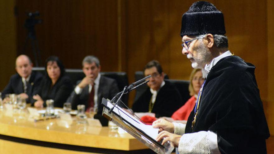 El rector de la ULPGC, José Regidor, lee ayer su discurso ante la mirada de Ángel Tristán (i), Soledad Monzón, Fernando Clavijo, Antonio Martinón y Carmen Salinero en el Paraninfo.