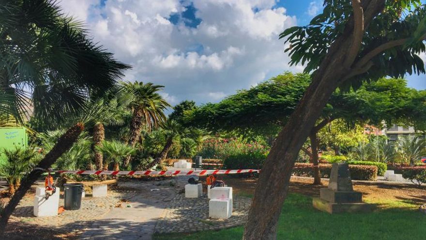 Parque y Jardines adecenta la plazoleta de los Cantos Canarios en una imagen de archivo.
