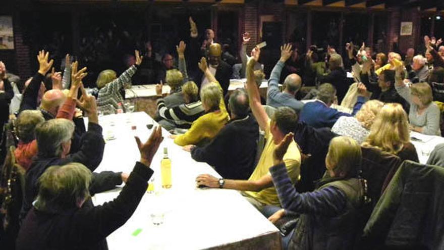 Una de las últimas asambleas celebradas por la asociación Save Our Homes in Axarquia (SOHA).