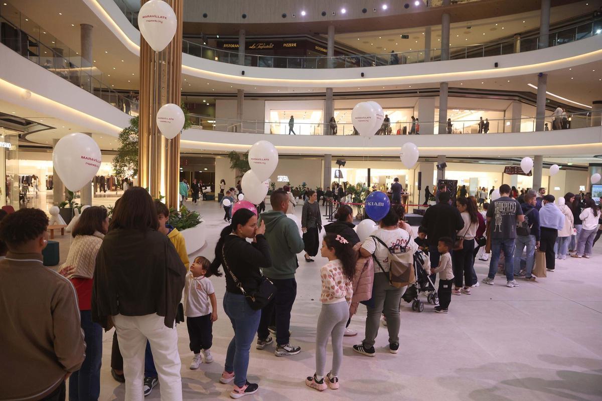 Colas en Marineda City en el primer día tras la apertura de nuevas tiendas