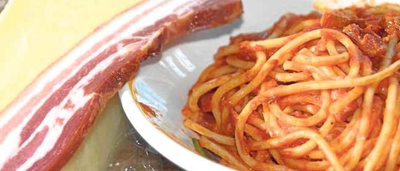 Spaghettis con salsa amatriciana.