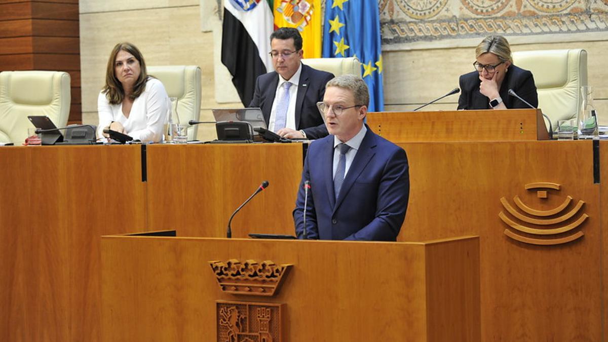 El diputado Fernando Rodríguez en su intervención en el penúltimo pleno de legislatura.