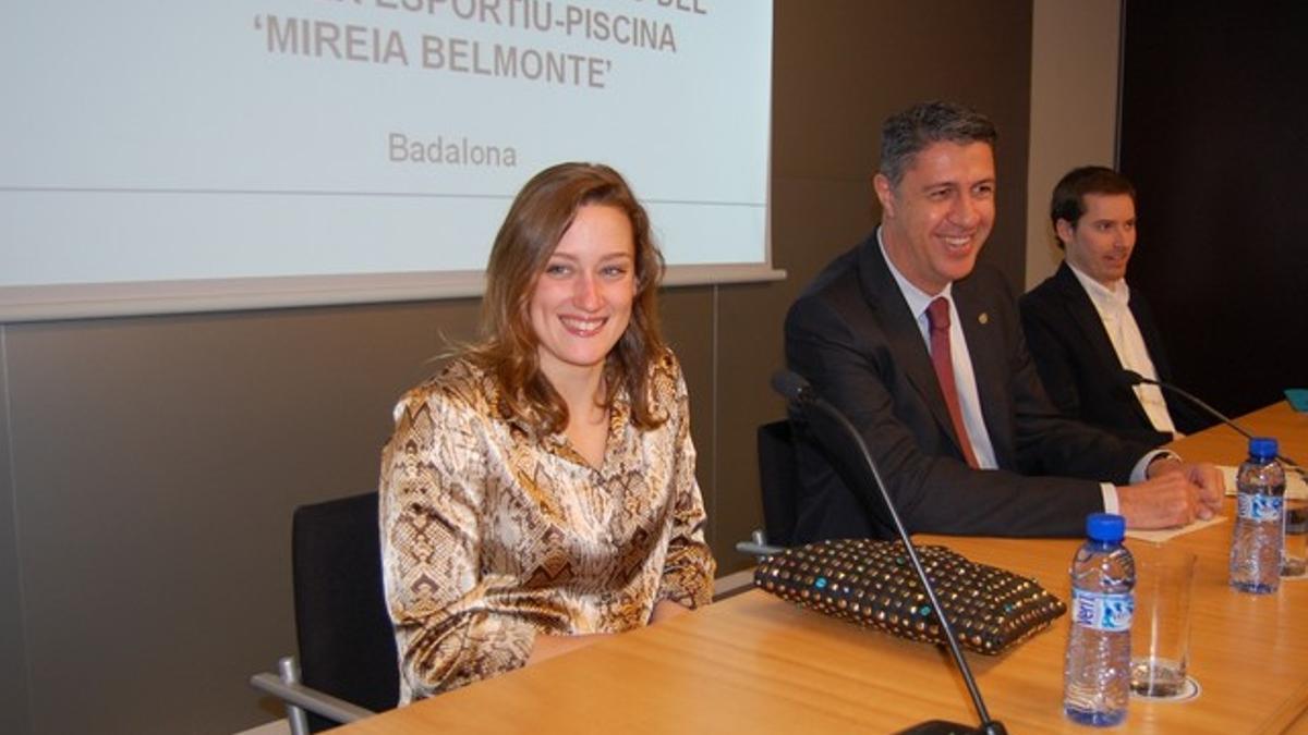 Mireia Belmonte junto al alcalde Xavier Garcia Albiol este lunes durante la presentación de la piscina que llevará su nombre en la ciudad.