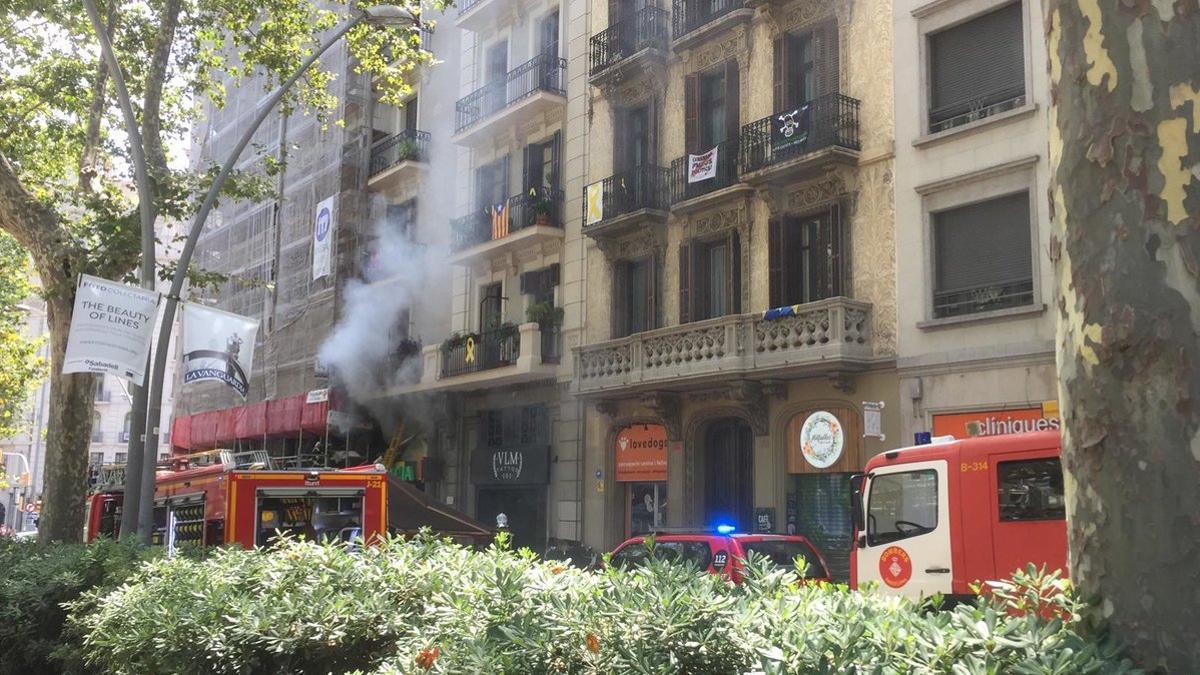 Un incendio en una farmacia de Barcelona obliga a confinar a vecinos