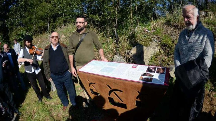 La placa descubierta el domingo en el lugar de Os Martices. // Noé Parga