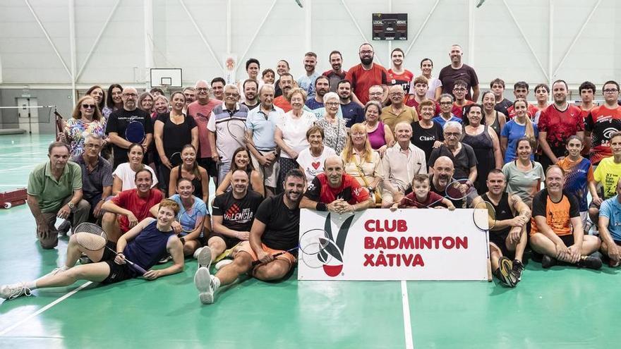 La jornada de reencuentro por el 40 aniversario del Bádminton Xàtiva reúne a más de 60 participantes