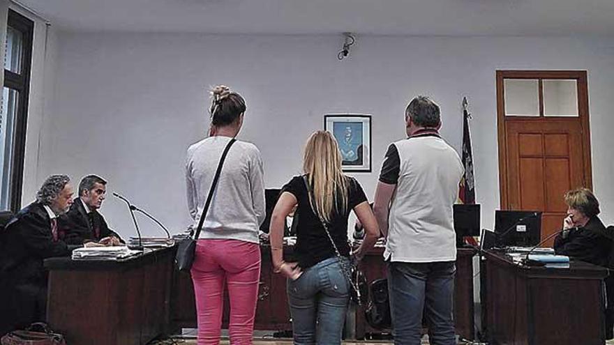 Los tres condenados, ayer durante la vista celebrada en un juzgado de lo penal de Palma.